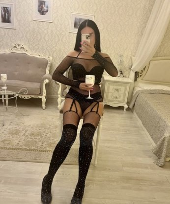 Рада приветствовать тебя в Москве! У меня есть все, чтобы удовлетворить твои самые сокровенные желания. Мои услуги включают широкий спектр эротических развлечений. Я могу быть нежной и ласковой, а также страстной и дерзкой. Со мной ты сможешь испытать настоящий экстаз и погрузиться в мир наслаждения. У меня богатый опыт, и я готова поделиться им с тобой. Удовольствие гарантировано! Приходи ко мне и я покажу тебе настоящую страсть 🔥 Фото и отзывы доступны на моей странице. Жду тебя, чтобы воплотить твои сокровенные фантазии. 💋 7034, 33 года